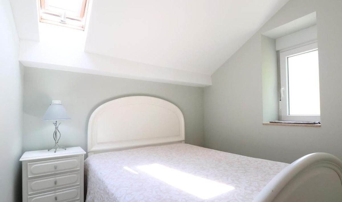 Quarto no sótão com claraboia