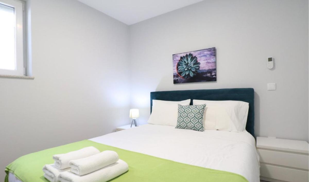 Quarto com cama de casal e cabeceira azul