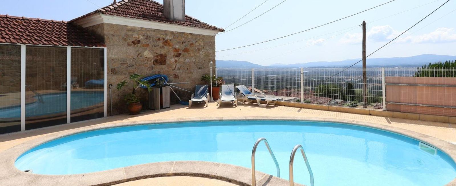 Terraço com o vale do rio Minho ao fundo